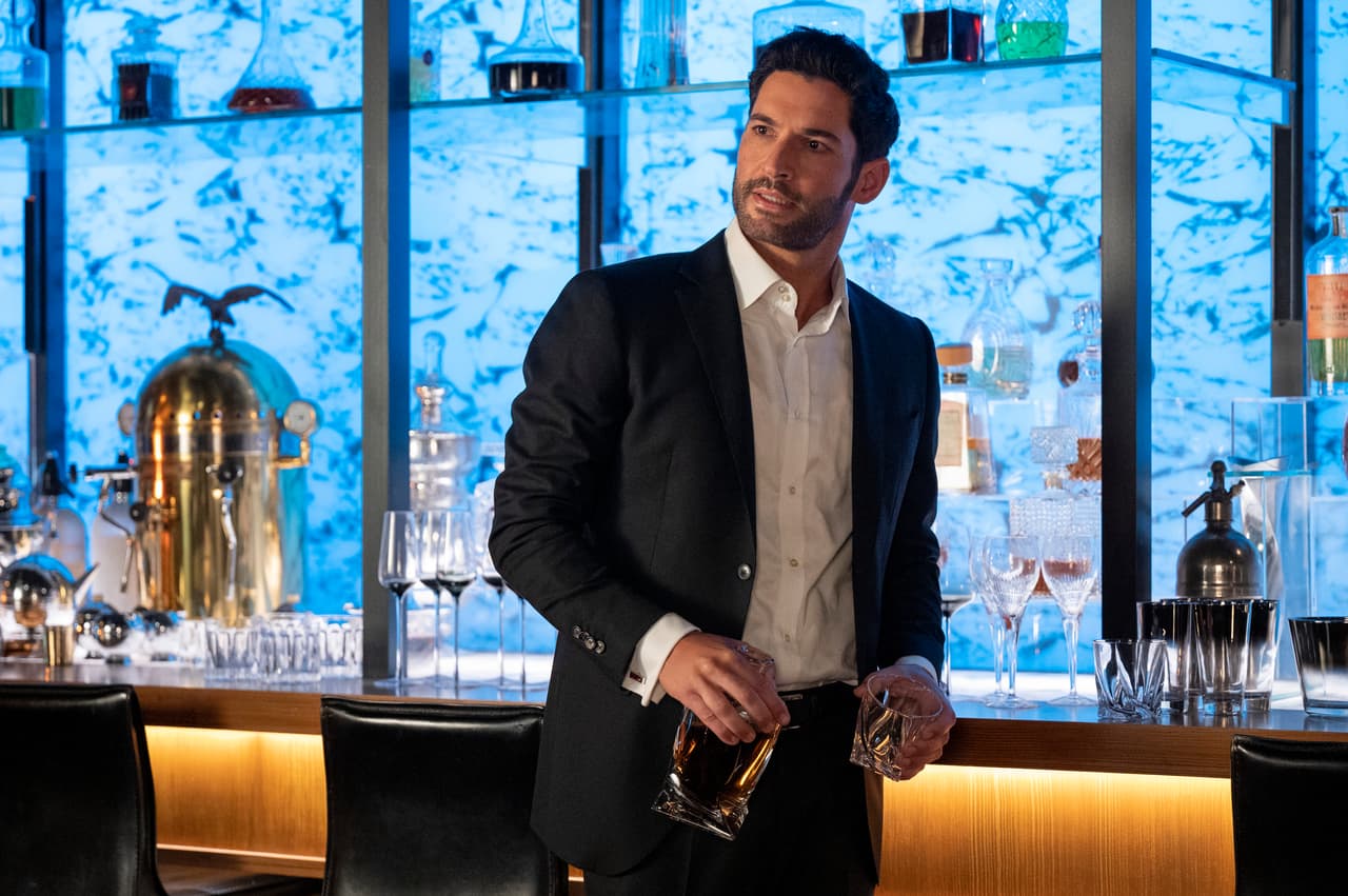 <b>Lucifer Morningstar</b>
<br>Este personaje aparece en las historias de American Comics que publica DC y debutó en 1989 en ‘The Sandman’ número 4. En ‘live action’ salió en la película de ‘Constantine’, la próxima serie de Netflix ‘The Sandman’ y en ‘Lucifer’ donde es protagonizado por Tom Ellis y su orientación es pansexual, pues siente atracción hacia personas sin importar su género.