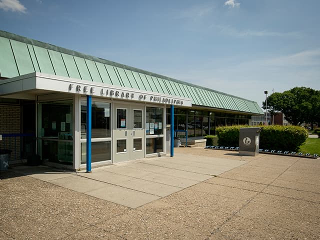 <b>Bustleton Avenue</b>
<br>Philadelphia, PA 19116-3718
<br>215-685-0472
<br>
<br>La 
<a href="https://libwww.freelibrary.org/locations/bustleton-library" target="_blank">biblioteca de Bustleton</a> tuvo sus inicios a principios del siglo XX. El 1 de octubre de 1965, se inauguró la sucursal actual en un terreno donado por la Junta de Educación de Filadelfia. El edificio de ladrillo de un piso fue diseñado por Alexander Ewing and Associates, Architects and Engineers a un costo total de $337,300.
<br>
<br>