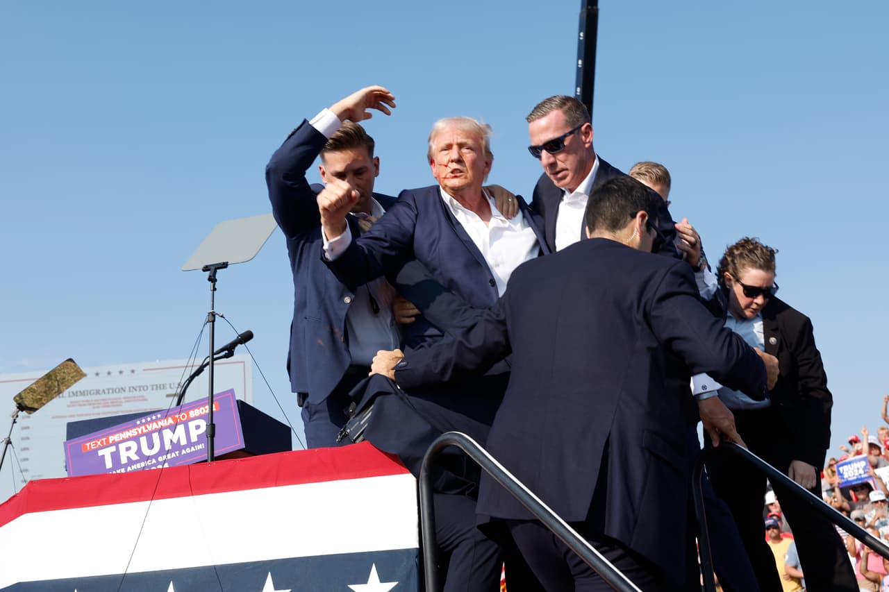 Tras el incidente, varios políticos y funcionarios condenaron los hechos. Uno de ellos fue el expresidente Barack Obama, quien dijo: “
<b>No hay absolutamente ningún lugar para la violencia política en nuestra democracia</b>. Aunque todavía no sabemos exactamente qué pasó, todos deberíamos sentirnos aliviados de que el expresidente Trump no haya resultado gravemente herido y 
<b>aprovechar este momento para volver a comprometernos con el civismo</b> y el respeto en nuestra política", dijo.