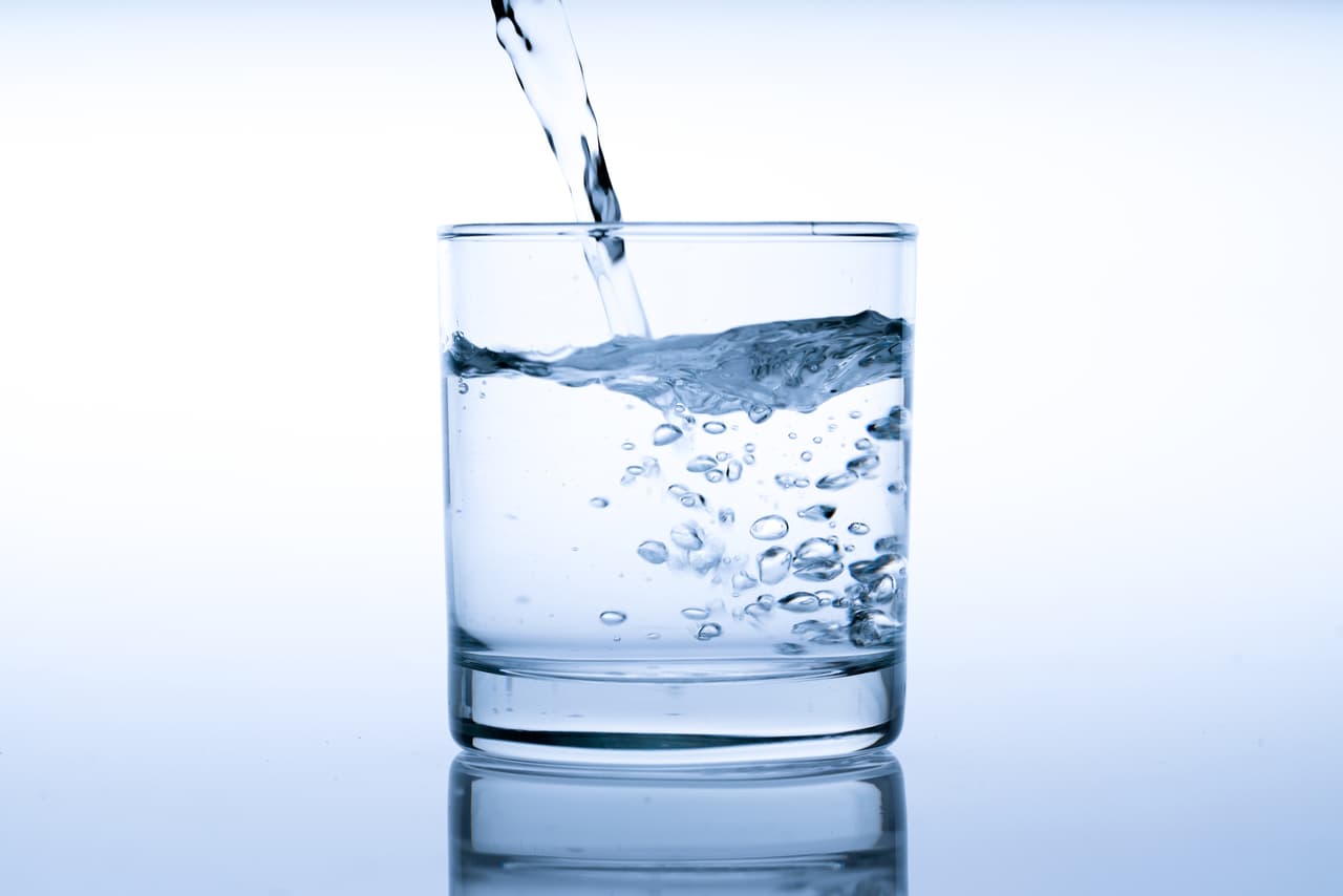 Además, se puede mezclar con agua, pero cuando la gelatina esta aún tibia, puede comerse para aliviar el dolor de garganta. 
<br>