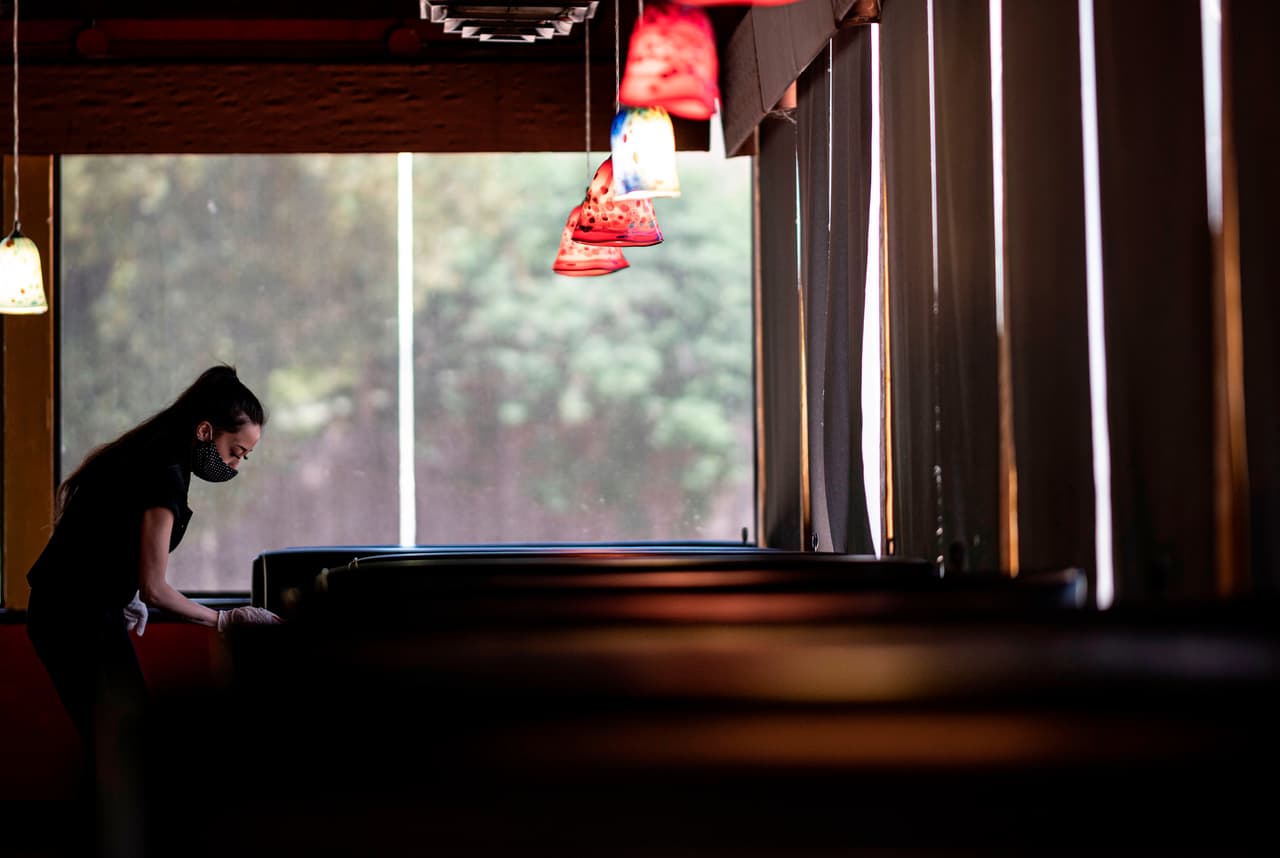 Conforme los estados 
<a href="https://www.univision.com/local/dallas-kuvn/restaurantes-en-dallas-enfrentan-un-nuevo-desafio-la-dificultad-para-contratar-mas-personal-video">relajan restricciones por el covid-19</a> y a medida que el proceso de vacunación avanza, las personas pueden encontrar trabajos de verano en industrias que están volviendo a su capacidad máxima, como 
<a href="https://www.univision.com/local/dallas-kuvn/restaurantes-en-dallas-reduciran-su-capacidad-otra-vez-bajo-la-orden-ejecutiva-del-gobernador-greg-abbott-video">restaurantes,</a> entretenimiento y turismo.
<br>
<br>(Photo by Johannes EISELE / AFP) (Photo by JOHANNES EISELE/AFP via Getty Images)