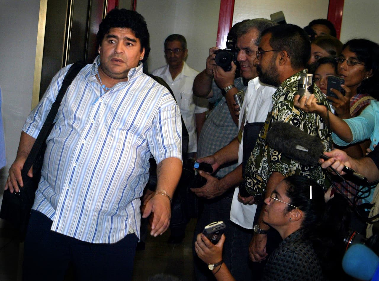 El jugador a su llegada a Cuba para reanudar un tratamiento a su adicción a las drogas en La Habana, en septiembre de 2004. Con 100 kilos de peso, otra crisis cardíaca y respiratoria lo sorprendió en 2004 en Buenos Aires y lo puso al borde de la muerte.
<br>