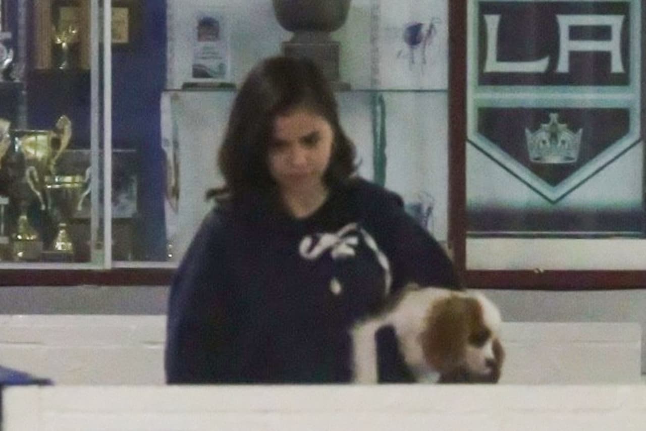 Selena, quien hace poco se sometió a un trasplante de riñón debido al lupus que padece, fue captada mientras trataba de pasar desapercibida cuando fue a apoyar a Bieber en Los Ángeles.