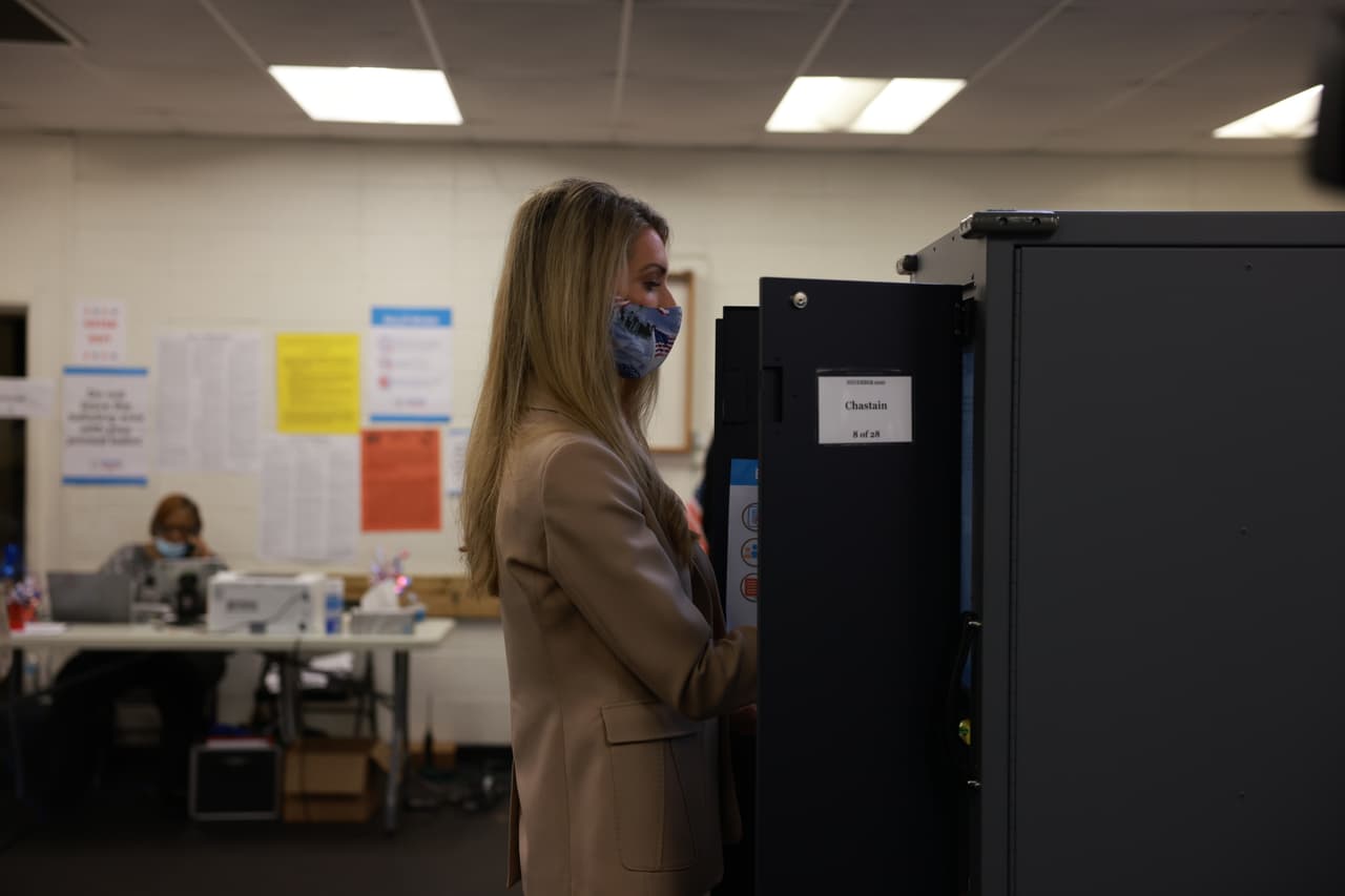 La senadora estadounidense Kelly Loeffler emite su voto durante la votación anticipada en Atlanta el 13 de octubre de 2020.