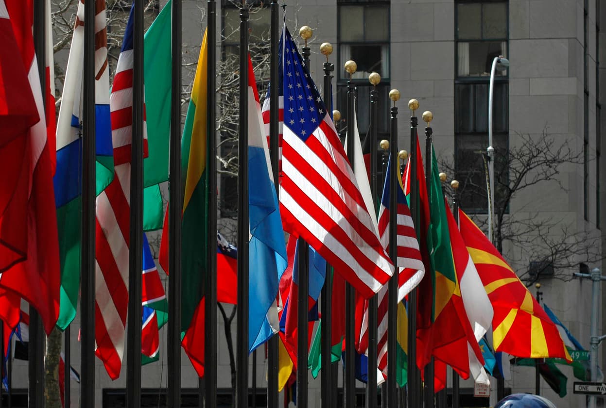 Banderas internacionales en el Rockefeller Center de Nueva York