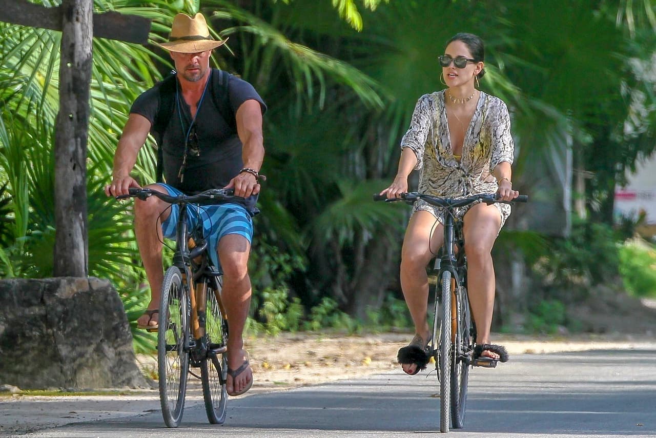 Aunque solo duraron 5 meses juntos, se les podía ver bastante felices y hasta se dieron la oportunidad de vacacionar en México, con muchas muestras públicas de amor incluidas.