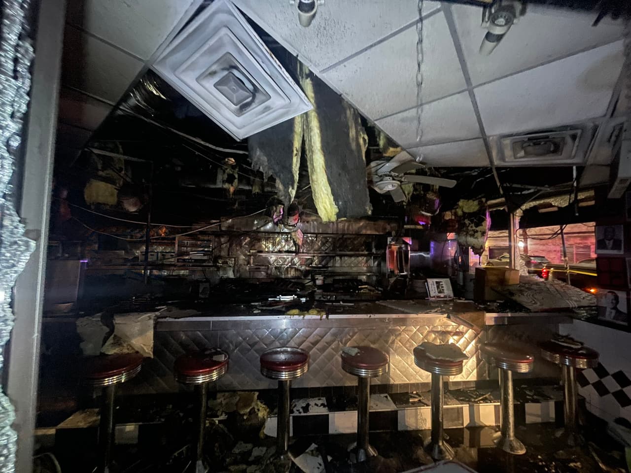 De acuerdo a la información obtenida por Univision Noticias Chicago, el restaurante 'Palace Grill' tiene 
<b>daños importantes en su interior por las llamas que se habrían producido en la cocina.</b>