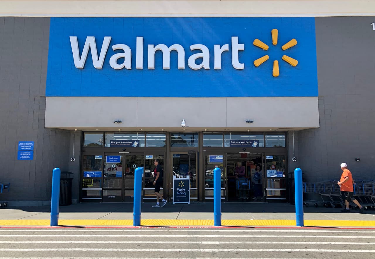 Walmart da marcha atrás y dice que volverá a colocar las armas y municiones en sus estantes 