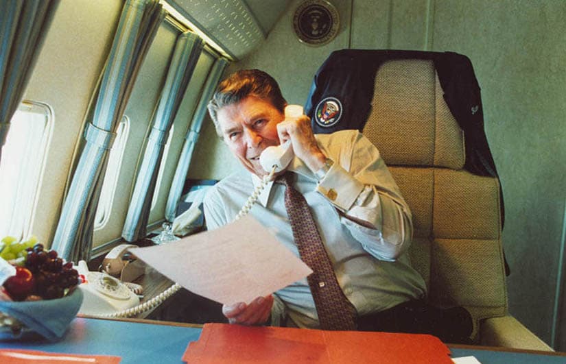 <b>Ronald Reagan</b> sufrió de 
<a href="http://www.univision.com/noticias/alzheimer/esta-hispana-se-ve-en-el-espejo-de-su-madre-con-alzheimer-tiene-100-de-probabilidades-de-desarrollar-la-enfermedad">Alzheimer</a>, que no es un trastorno psiquiátrico pero sí que causa síntomas que afectan la salud mental, como depresión, ansiedad y alucinaciones. Aunque no queda claro si ya la sufría cuando fue presidente, su hijo Ron Reagan contó en su libro que el mandatario sí mostro
<b> señales de demencia en la Casa Blanca</b>. Un 
<a href="http://www.newyorker.com/news/news-desk/worrying-about-reagan">artículo</a> publicado en The New Yorker también reportó que varios asesores estaban tan preocupados por su lucidez, que consideraron invocar la 25va enmienda de la Constitución, que llama al vicepresidente a tomar el lugar del presidente si este se encuentra incapacitado.