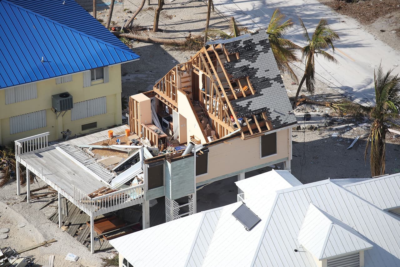Un casa a la que el viento le arrancó prácticamente la mitad de la estructura en Ramrod Key.