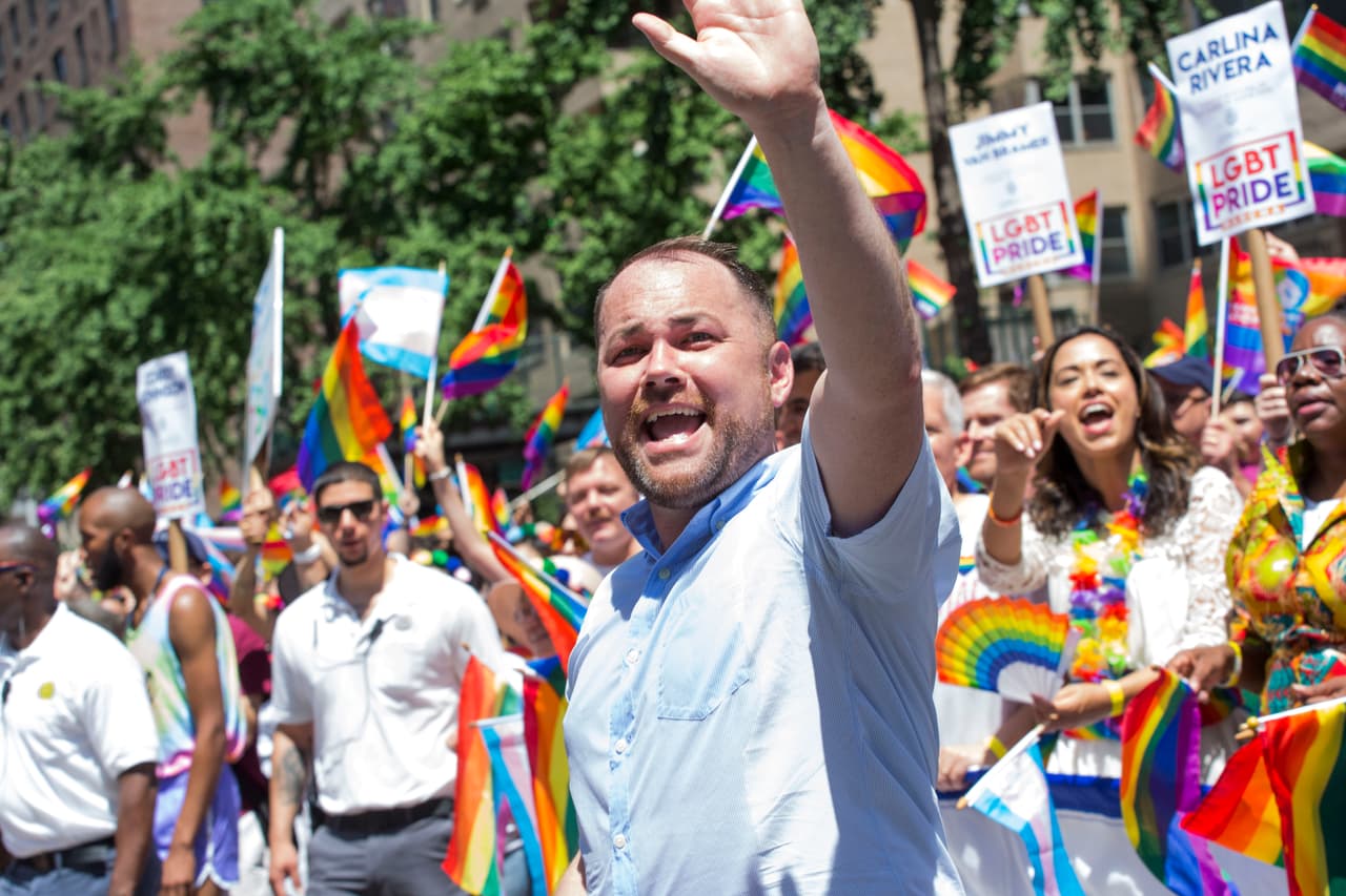 El concejal de la ciudad de Nueva York y presidente de la Cámara de Representantes, Corey Johnson, baila en el Desfile del Orgullo anual.