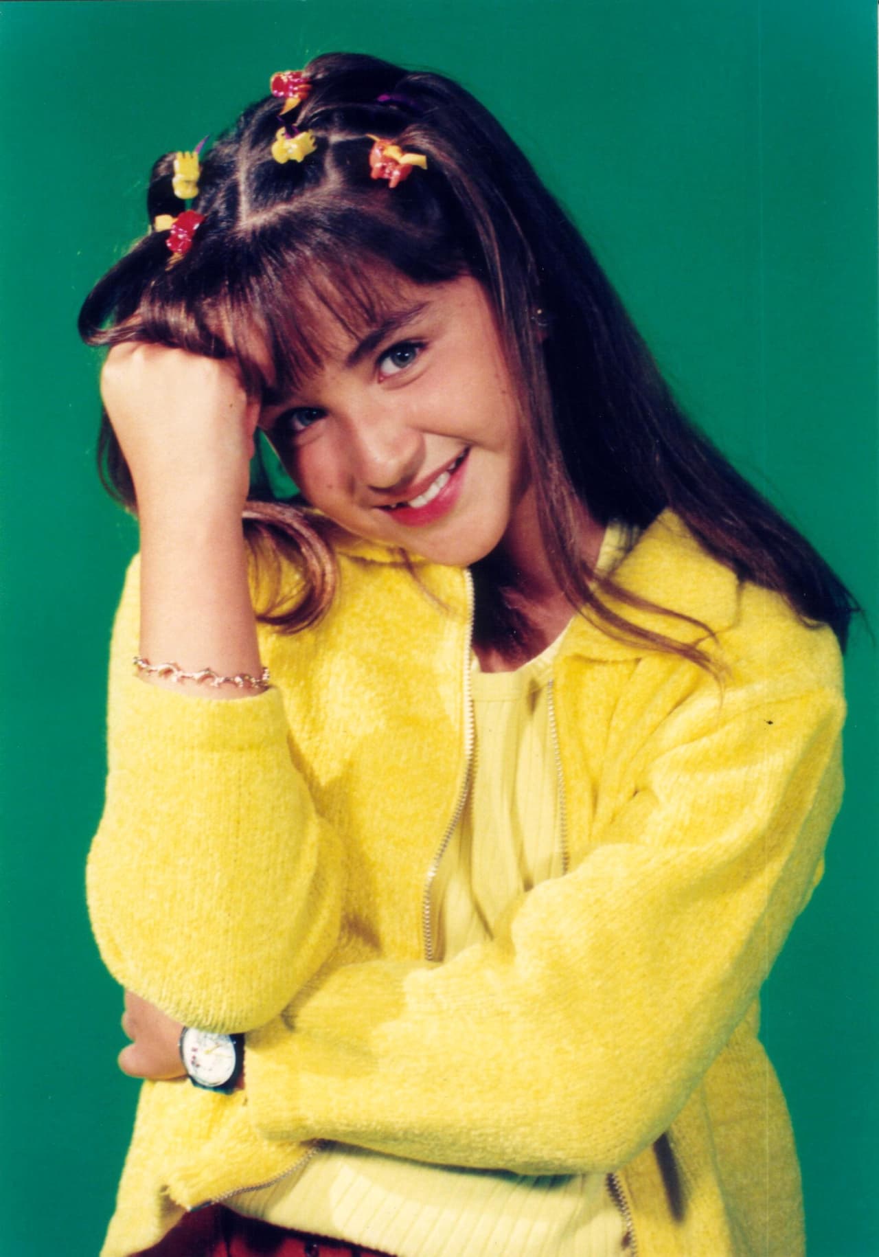 Y 
<b>Daniela Luján</b> adecuó el mismo peinado a su estilo y personalidad tierna. Si quieres usarlo no se te olvide añadirle accesorios para resaltar más el 'look'.
