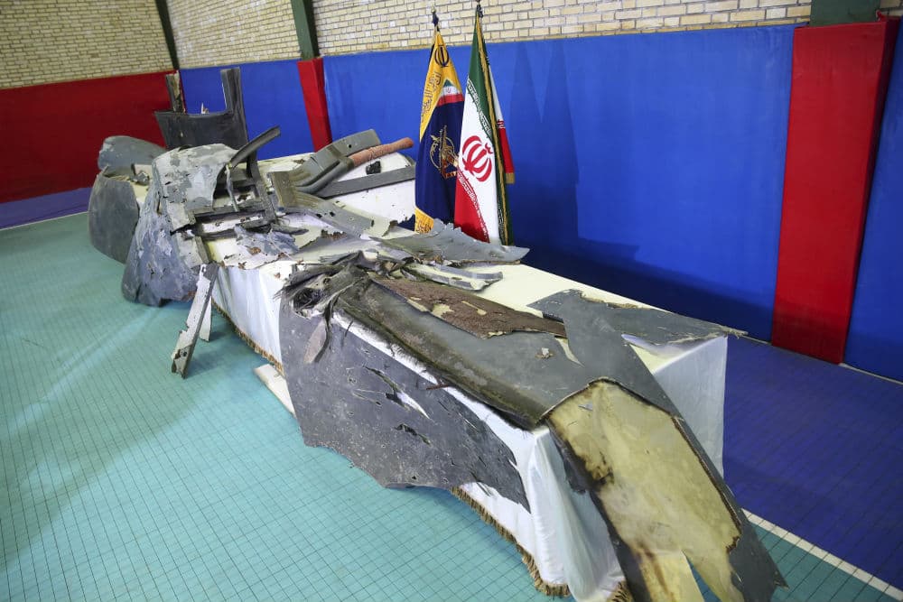 La Guardia Revolucionaria de 
<a href="https://www.univision.com/noticias/mundo/iran-afirma-que-derribo-un-dron-estadounidense-aumentando-las-tensiones-en-el-medio-oriente">Irán hizo públicas las fotografías donde muestra los restos de la aeronave</a>. Las principales aerolíneas de todo el mundo empezaron a desviar sus vuelos para evitar áreas alrededor del El Estrecho de Ormuz.
<br>