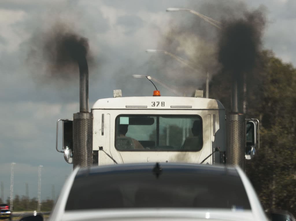 Este año,
<b> 217 condados de todo el país reportaron niveles nocivos de ozono o de contaminación por partículas</b>, lo cual implica una disminución de 14.8 millones de personas menos con respecto al año pasado. Sin embargo, esta mejora se debe sobre todo a la disminución de la contaminación por ozono troposférico (a ras de suelo), ya que la mortal amenaza de contaminación del aire por partículas sigue aumentando y el informe de este año encontró 1.1 millones de personas más viviendo en áreas poco saludables por ese tipo de contaminación.