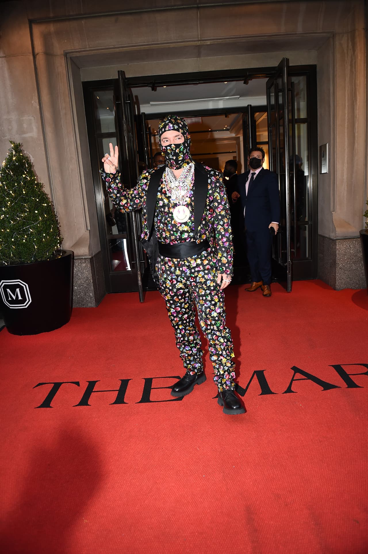 El colombiano 
<b>J Balvin</b> fue uno de los latinos más esperados en el evento de moda. Arribó con un diseño de Moschino en un traje de estampado floreado que acompañó con una mascarilla que solo dejaba al descubierto sus ojos, por lo que también se instaló en la lista de los más atrevidos de la noche.