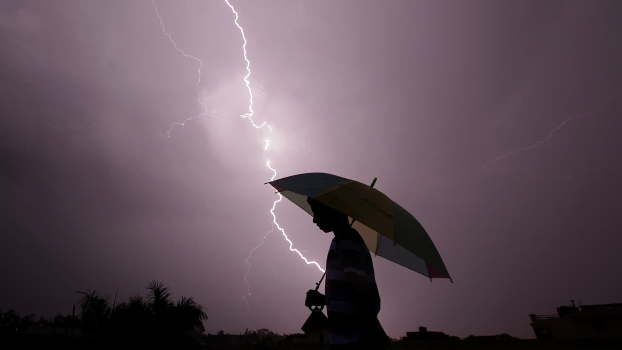Según la OMS, el quinto fenómeno meteorológico que más fallecimientos provoca en EEUU son la descargas eléctricas, pues el impacto de un rayo puede provocar quemaduras o incluso la muerte. 
<br>
<br>Con el fin de evitar una tragedia, expertos recomiendan buscar refugio una vez se evidencie que el cielo esté gris y la fuerza de los vientos aumente. 
<br>
<br>Te contamos qué hacer en caso de que estés en campo abierto.