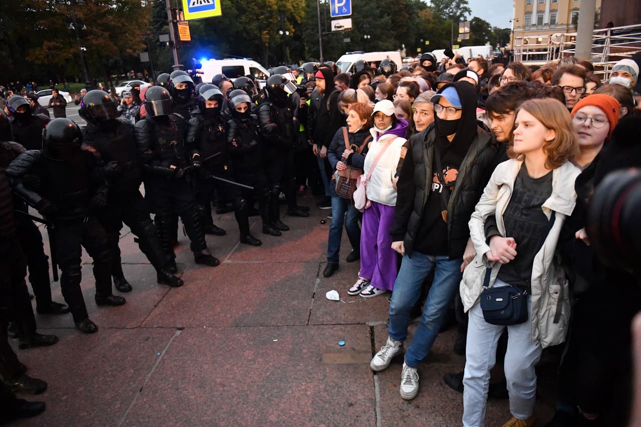 De acuerdo, con el gobierno ruso, también se castigará hacer llamamientos a los menores de edad a participar en actos ilegales.
<br>
<br>En la capital hubo al menos 409 detenidos y en San Petersurgo al menos 444, según la misma fuente.