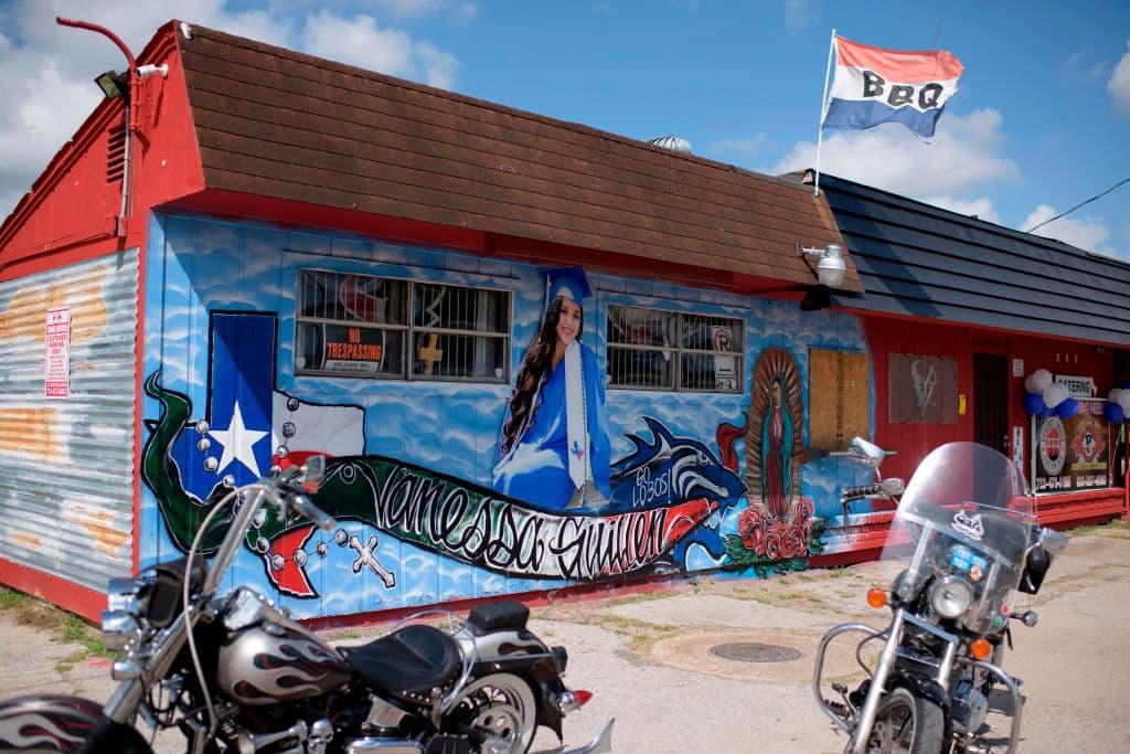 Un mural de la asesinada especialista del ejército estadounidense Vanessa Guillén se muestra en la pared de un restaurante el 14 de agosto de 2020 en Houston, Texas.