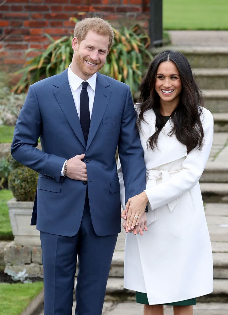 La pose e indumentaria de las esculturas se inspiró en el día en que anunciaron su compromiso en The Sunken Gardens del Palacio de Kensington (el 27 de noviembre de 2017). Justo un año después de haber formalizado su noviazgo ante los medios.