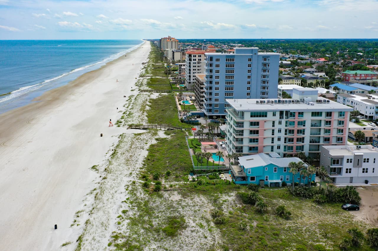 <h2 class="cms-H2-H2">7. Jacksonville Beach, Florida</h2>
<br>
<br>🌊 
<b>Nivel de peligro: </b>6.02/10
<br>
<br>🌊 
<b>Muertes por accidentes de surf desde 2010: </b>3
<br>
<br>🌊 
<b>Ataques de tiburones desde 2010: </b>3
<br>
<br>🌊 
<b>Huracanes registrados entre 1851 y 2020: </b>120
<br>