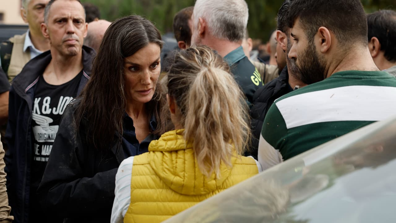 Algunos vecinos alterados fueron quienes se manifestaron contra la comitiva de los reyes.
