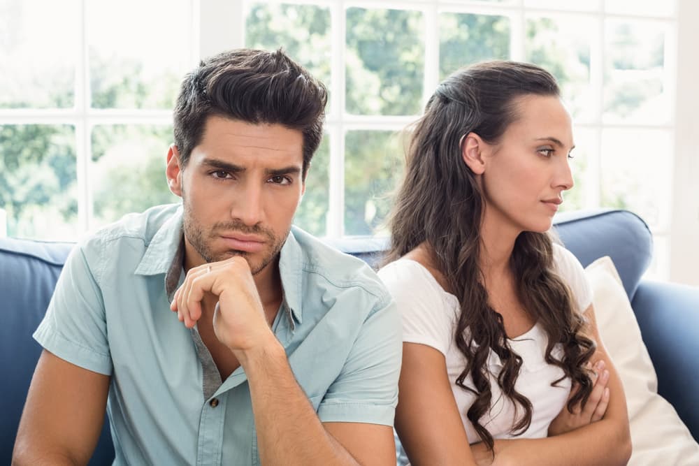 Conflictos de intereses, choques de personalidades, mucha dificultad para comunicarse, recelos, desconfianzas, discusiones constantes, pocas cosas en común, intereses disímiles, frialdad en el trato, reservas mutuas, incompatibilidad de caracteres.