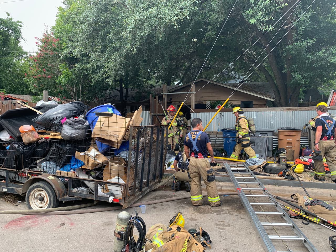 Dos personas fallecieron y dos más quedaron heridas luego del incendio de una vivienda, al sur de Austin.