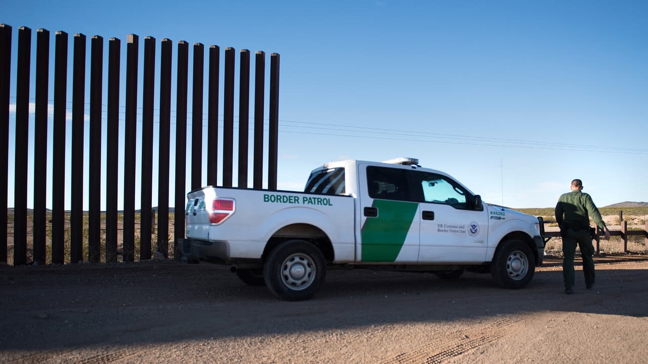 Voluntarios afirman que agentes de la Patrulla Fronteriza los amenazaron a punta de pistola en la frontera