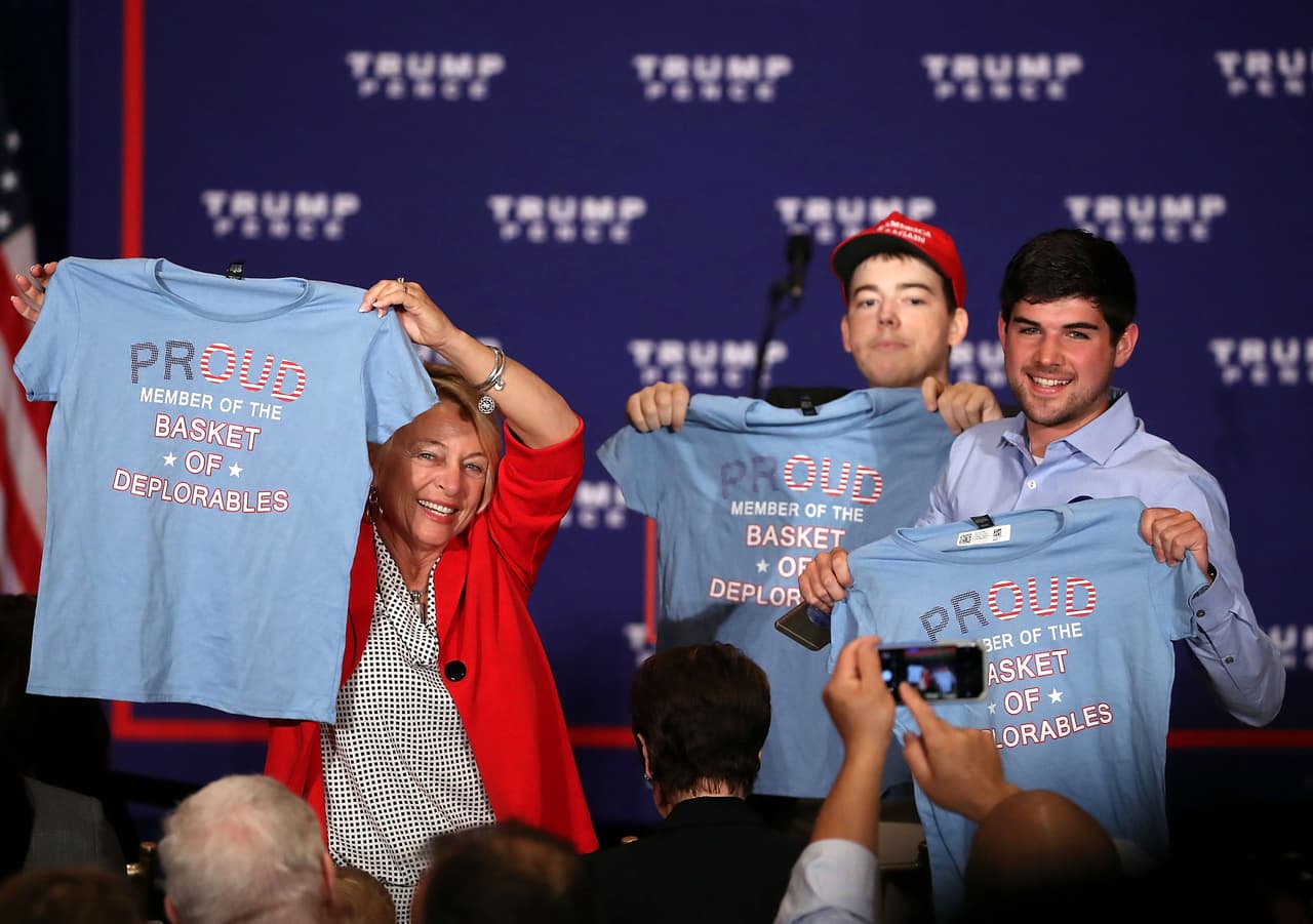 "
<b>Yo sí soy deplorable, ¿y tu?" - </b>"Miembro orgulloso de la canasta de deplorables". 
<b><a href="http://www.univision.com/noticias/elecciones-2016/deplorables-y-orgullosos-los-seguidores-de-trump-usan-el-insulto-de-hillary-clinton-contra-ella" target="_blank">Los seguidores de Trump se apropiaron así de unas desafortunadas declaraciones que hizo Hillary Clinto</a></b>n frente a donantes, cuando calificó a la mitad de los simpatizantes de su rival como "una canasta de deplorables". La demócrata se refería a que muchos de sus seguidores estaban de acuerdo con los comentarios racistas o misóginos de Trump.
