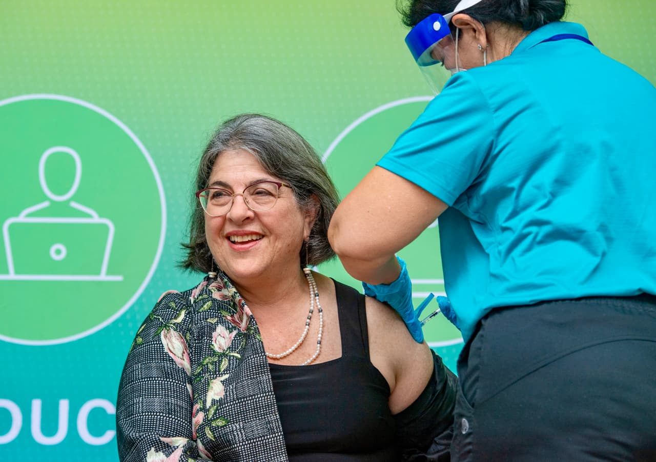 “Las vacunas pediátricas son un paso importante para mantener seguros a nuestros niños y familias, y Miami-Dade es uno de los pocos condados del país que ofrece este recurso sin costo para los residentes”, aseguró la alcaldesa del condado, Daniela Levine Cava.