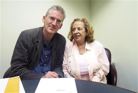 Clive Stafford Smith con Marita Maharaj en 2012.