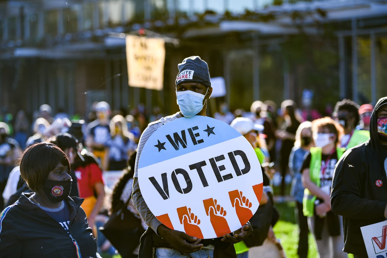 Una vista de los carteles de derechos de voto mientras las personas se reúnen durante el rally Count Every Vote. La campaña republicana acudió a la 
<a href="https://www.univision.com/local/philadelphia-wuvp/elecciones-estados-unidos-2020/el-partido-republicano-pide-a-la-corte-suprema-detener-el-conteo-de-votos-en-pensilvania">Corte Suprema</a> para solicitar una orden de emergencia que detuviera el conteo de votos en Pensilvania.