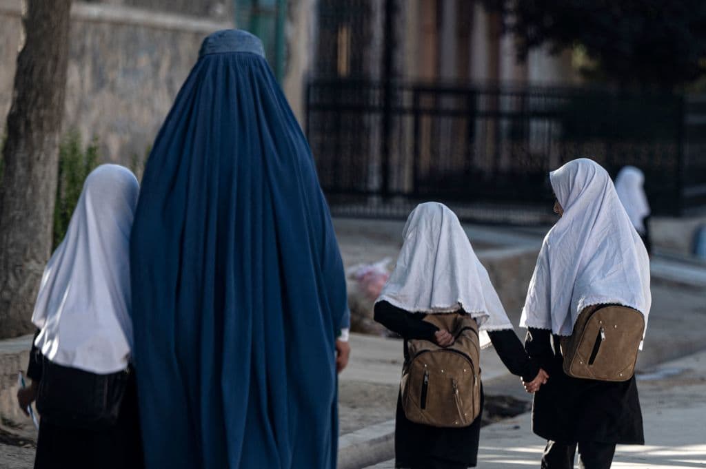 Los talibanes dijeron que las mujeres podrían seguir estudiando pero no han cumplido. Las escuelas secundarias siguen cerradas, por lo que 
<b>a partir de los 12 años ninguna adolescente estudia en el país</b>. Si no se gradúan, pronto tampoco habrá mujeres en las universidades.