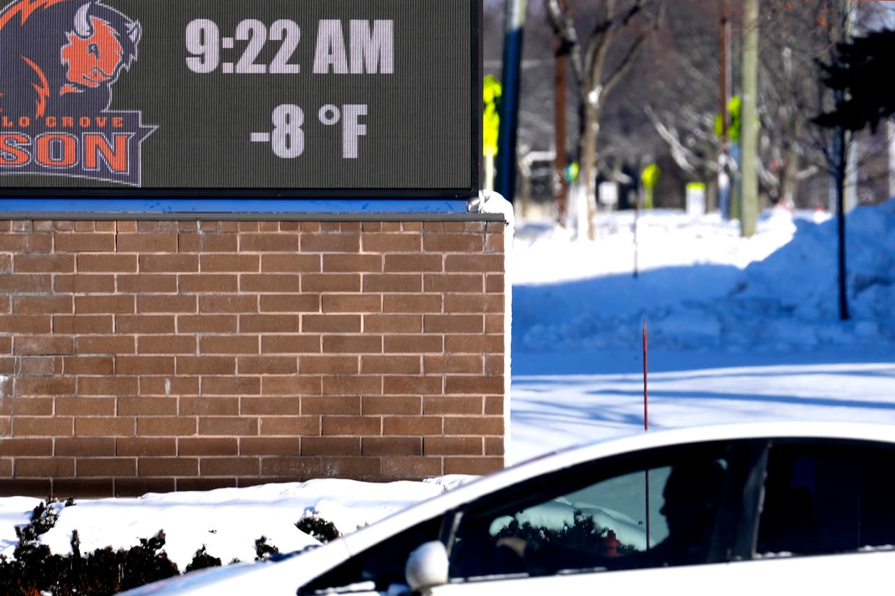 Una intensa nevada se registró este domingo en el condado de Erie, al norte de Nueva York. 
<b>Autoridades señalaron que la acumulación de nieve superó las tres pulgadas</b>.