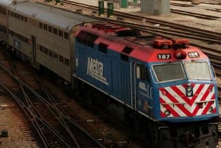 Para los trenes de Metra ya no se requerirá el uso del tapabocas. Pero aún así recomienda su uso y piden respetar quienes decidan usarlo.
