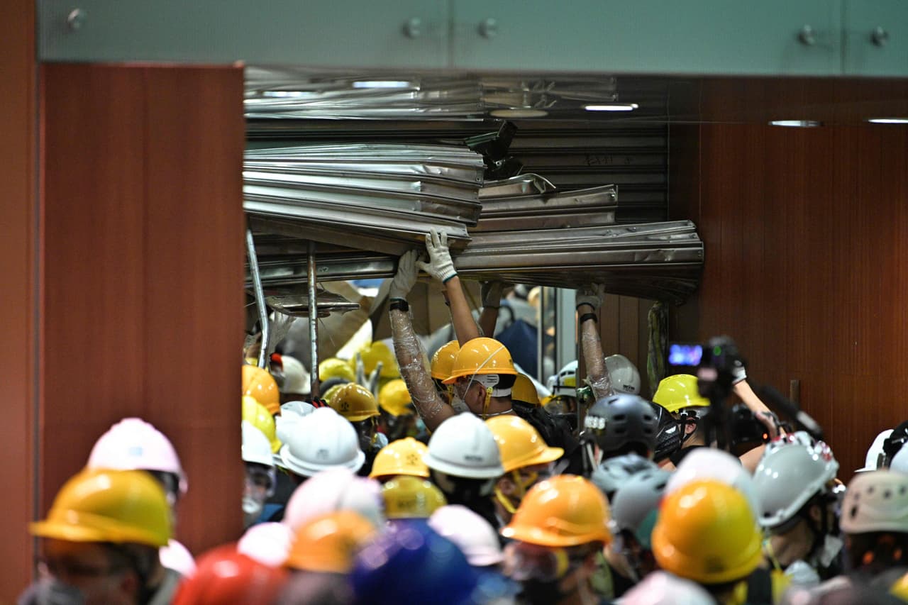 La irrupción a la sede del poder de Hong Kong este 1 de julio no ocurrió en una fecha cualquiera, sino en el 22 aniversario de la entrega de la ciudad de Gran Bretaña a China.