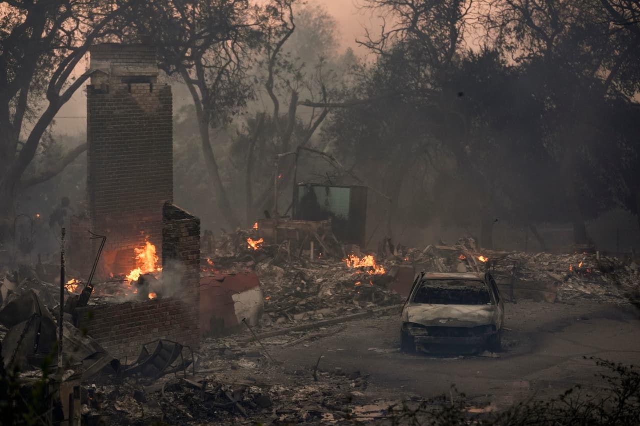 El incendio forestal Mountais Fire, cerca de Los Ángeles, continúa fuera de control tras dos días, destruyendo decenas de hogares. Los bomberos esperan que el viento disminuya por la noche, facilitando su labor de contención.