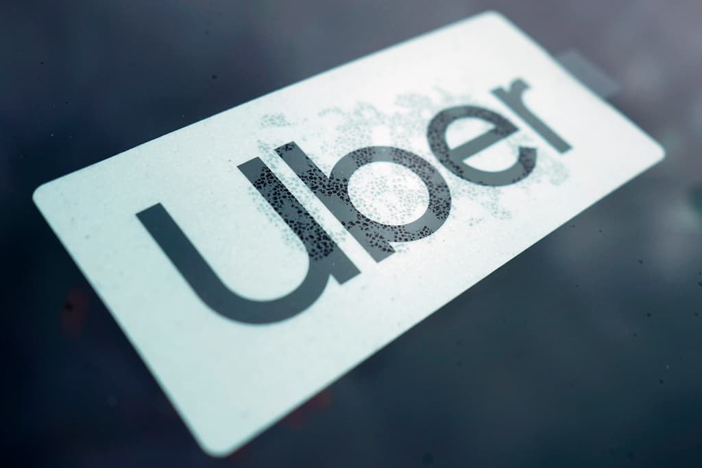 Lo que sí revela el índice de Uber 2024 son datos relevantes, como la hora en que más olvidos ocurren: 
<b>de 9:00 p.m. a 10:00 p.m.</b>, cualquier día de la semana.
<br>
<br>
<h3 class="cms-H3-H3">Es más probable que la gente olvide:</h3>
<ul>
 <li aria-level="1" style="box-sizing: border-box; margin-bottom: 12px; font-weight: 400;">El equipaje los <b>lunes.</b></li>
 <li aria-level="1" style="box-sizing: border-box; margin-bottom: 12px; font-weight: 400;">Los auriculares los <b>martes.</b></li>
 <li aria-level="1" style="box-sizing: border-box; margin-bottom: 12px; font-weight: 400;">Los <b>miércoles</b> las carteras <b>.</b></li>
 <li aria-level="1" style="box-sizing: border-box; margin-bottom: 12px; font-weight: 400;">Las joyas los <b>jueves.</b></li>
 <li aria-level="1" style="box-sizing: border-box; margin-bottom: 12px; font-weight: 400;">Los teléfonos los <b>viernes.</b></li>
 <li aria-level="1" style="box-sizing: border-box; margin-bottom: 12px; font-weight: 400;">Los vapeadores los <b>sábados.</b></li>
 <li aria-level="1" style="box-sizing: border-box; margin-bottom: 12px; font-weight: 400;">La ropa los <b>domingos.</b></li>
</ul>