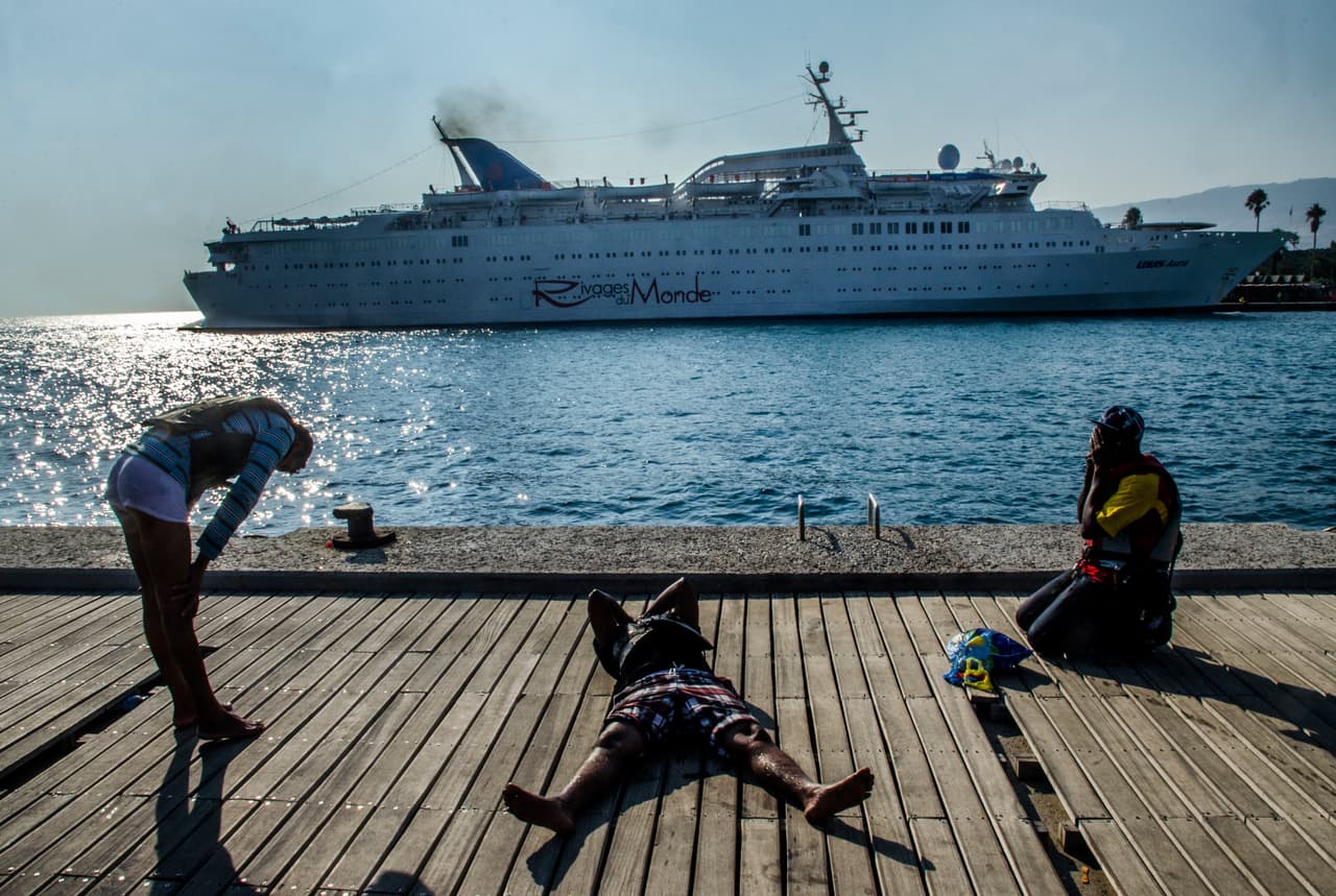 <b>Capítulo 2. “No hay cielo ni tierra cuando te hundes en el mar”.</b> La rutina de la isla de Kos, paraíso turístico griego, da la espalda a los cientos de migrantes agradecidos por llegar a salvo. Un antiguo hotel abandonado es ahora un pequeño campo de refugiados improvisado, para dormir en el suelo, mientras gestionan un permiso para continuar el viaje. En una fila fuertemente custodiada, la angustia y el miedo está en cada uno de los hombres, mujeres y niños que esperan por muchas horas para subir al ferry. “Finalmente el barco zarpa hacia Atenas entre los vítores que, desde la cubierta superior, lanzan los refugiados”, cuenta Javier Bauluz en su crónica 
<b><a href="http://huelladigital.univisionnoticias.com/crisis-refugiados-javier-bauluz/capitulo-2/">(VER ESPECIAL COMPLETO).</a></b>