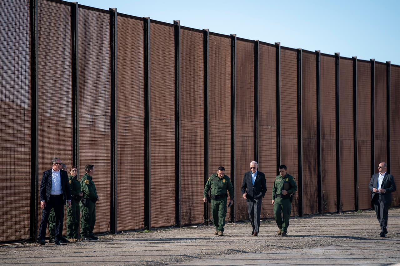 Luego de su recorrido Biden dijo: “Necesitan muchos recursos. Vamos a conseguirlo para ellos”.