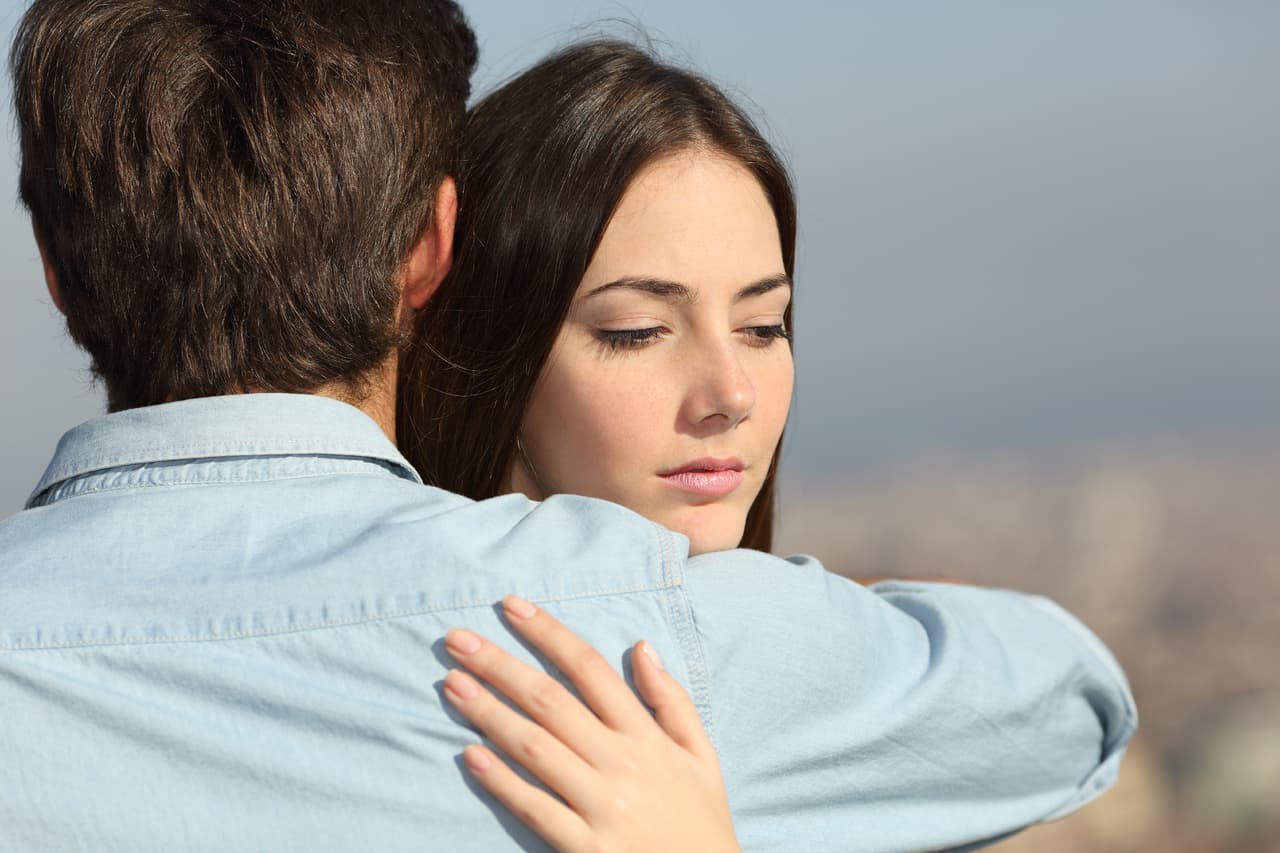 Te dicen que te quieren y te den un abrazo, pero en ese momento, en vez de hablar sobre tu vida y cómo te va te preguntan por otra persona o cosa, cambian el tema y es obvio que su gesto ha sido puramente formal y no le interesas realmente.