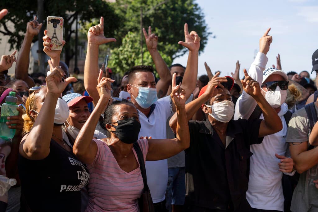 Al grito de "¡libertad!" y "¡abajo la dictadura!", miles de cubanos se lanzaron a las calles el domingo en La Habana y otros puntos de la isla en una protesta inédita
<a href="https://www.univision.com/local/miami-wltv/protestas-masivas-en-las-calles-de-cuba-domingo"> por el desabastecimiento, los precios elevados de los alimentos y los cortes de luz</a> en medio de la crisis sanitaria causada por el 
<a href="https://www.univision.com/temas/coronavirus">coronavirus</a> y lo que consideran la falta de respuesta de las autoridades.