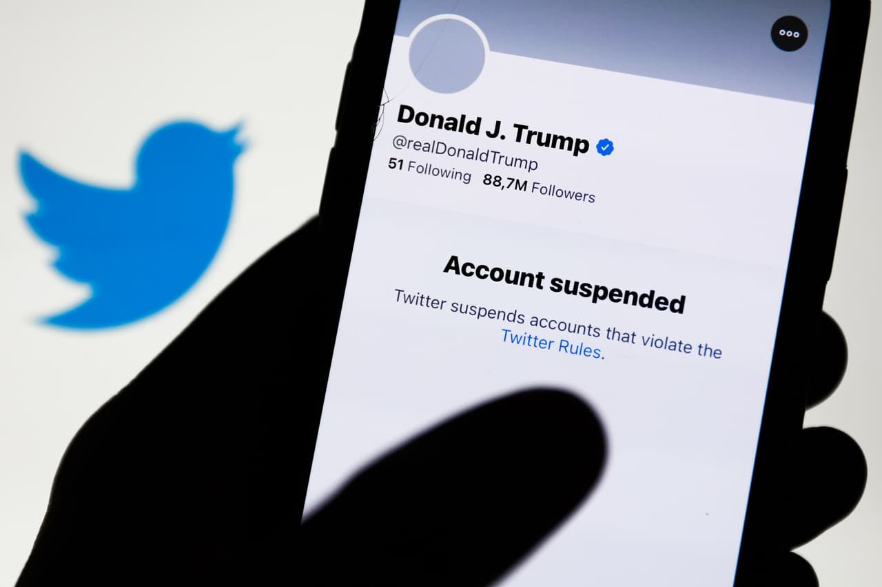 La 
<a href="https://www.univision.com/noticias/politica/twitter-suspende-permanentemente-la-cuenta-de-donald-trump">expulsión de un jefe de Estado de la plataforma</a> fue bien recibida por un lado y denunciada como censura por el otro. Twitter y otras redes sociales a menudo intentan caminar entre la neutralidad, la libertad de expresión y la moderación y la prevención del abuso.
<br>