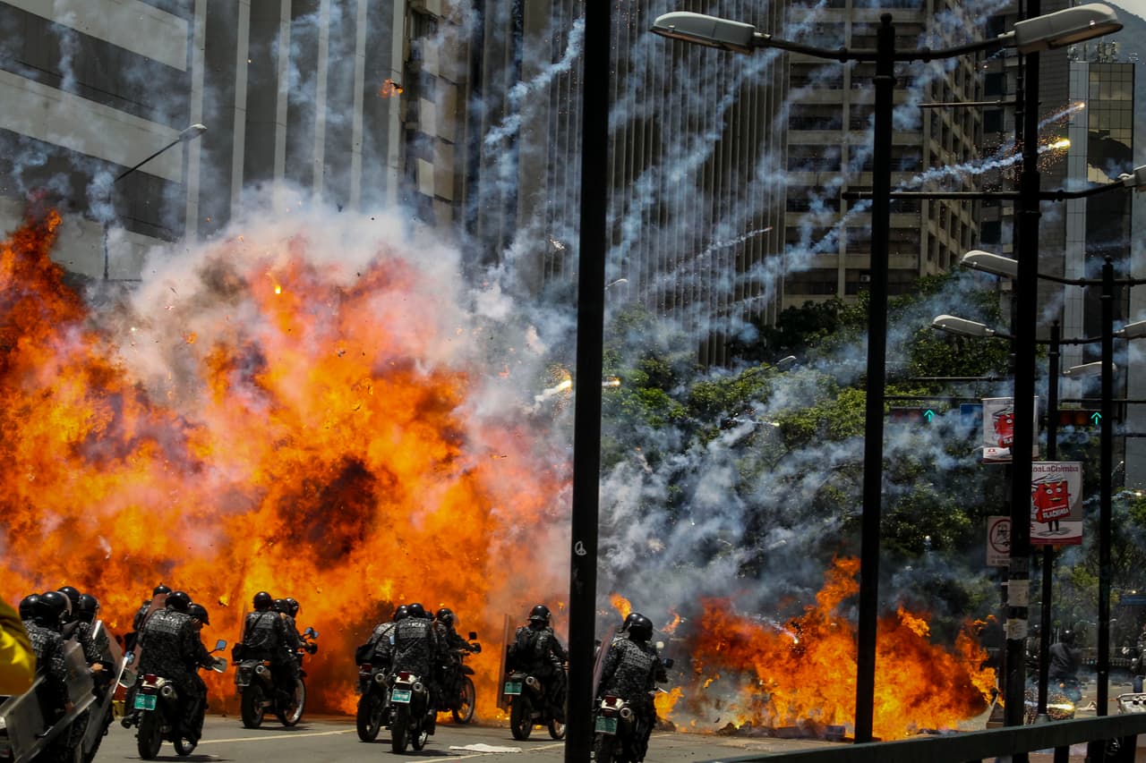 The Venezuelan Prosecutor's Office confirmed that seven agents of the Bolivarian National Police were injured after being hit by an explosion.