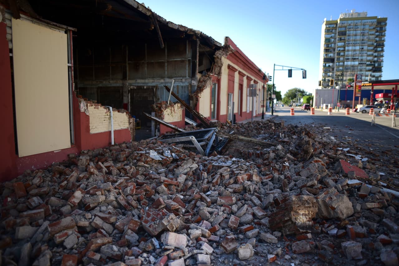 Los escombros de un edificio que se derrumbó parcialmente en Ponce. El movimiento se produjo a las 04:24 de la mañana a poca profundidad y su epicentro se ubicó 8.5 millas (13.6 kilómetros) al sur de esta ciudad, según el Servicio Geológico de Estados Unidos (USGS en inglés).