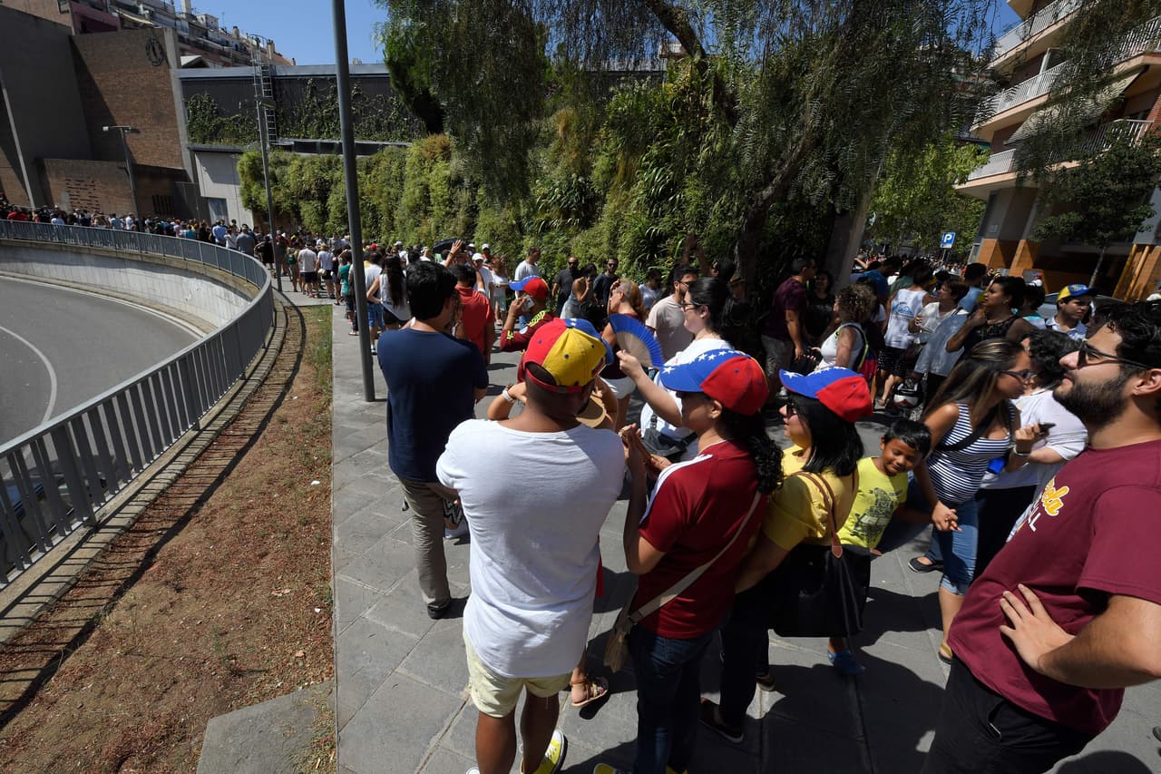Los venezolanos residentes en Barcelona, España, hacen fila para votar en el proceso simbólico contra la constituyente promovida por el gobierno de Venezuela.