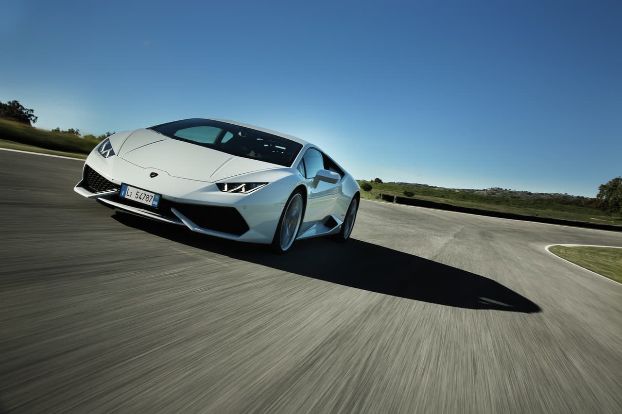 El artista cayó en las redes del 
<a href="https://www.univision.com/noticias/lamborghini/lamborghini-huracan-lp610-4-2015-fotos" target="_blank">Lamborghini Huracán</a> y sus altas prestaciones, empezando por su motor V10 de 5.2 litros y 610 caballos de fuerza.
