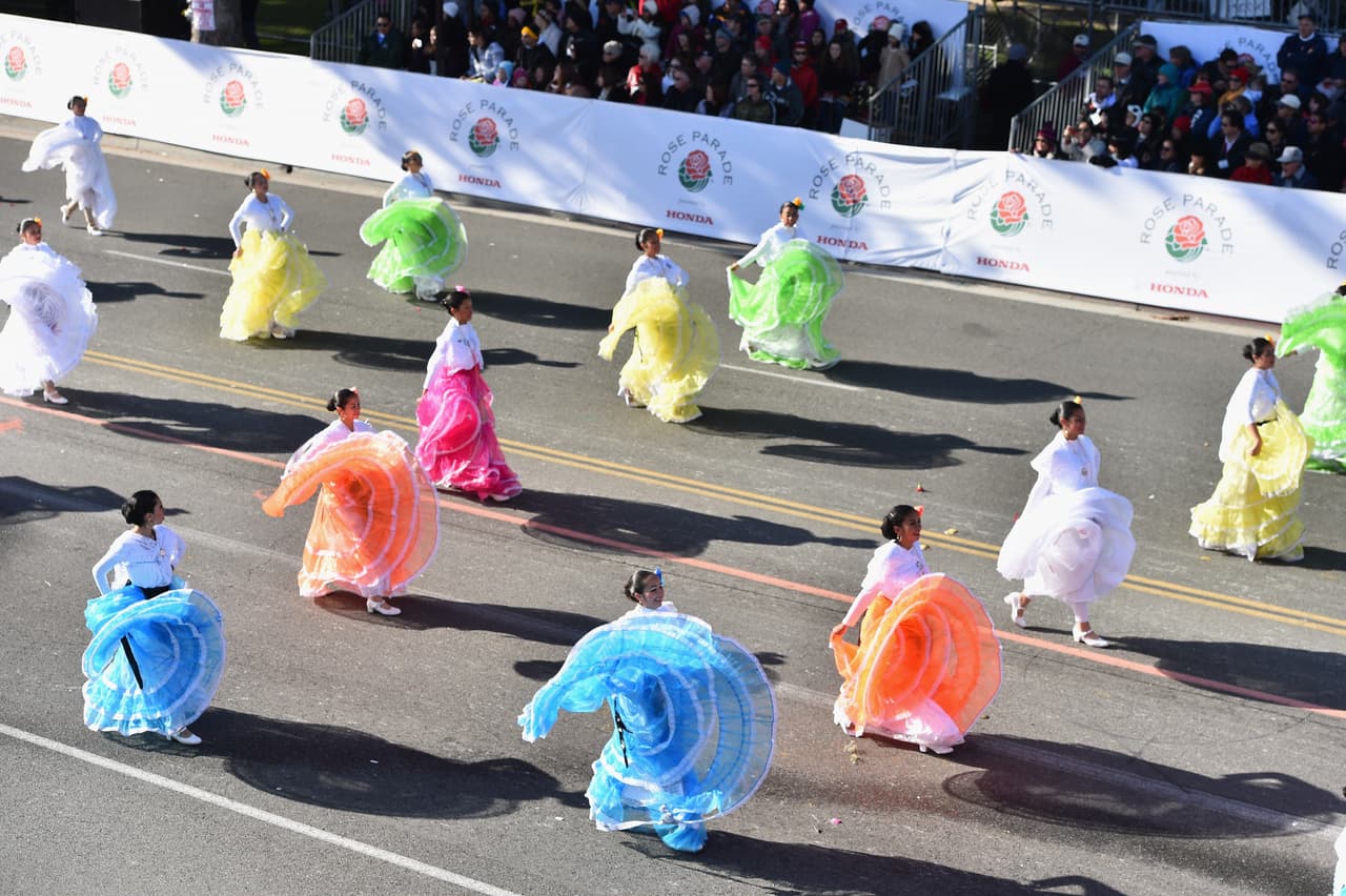 Miles de personas disfrutaron de este tradicional desfile lleno de música y color