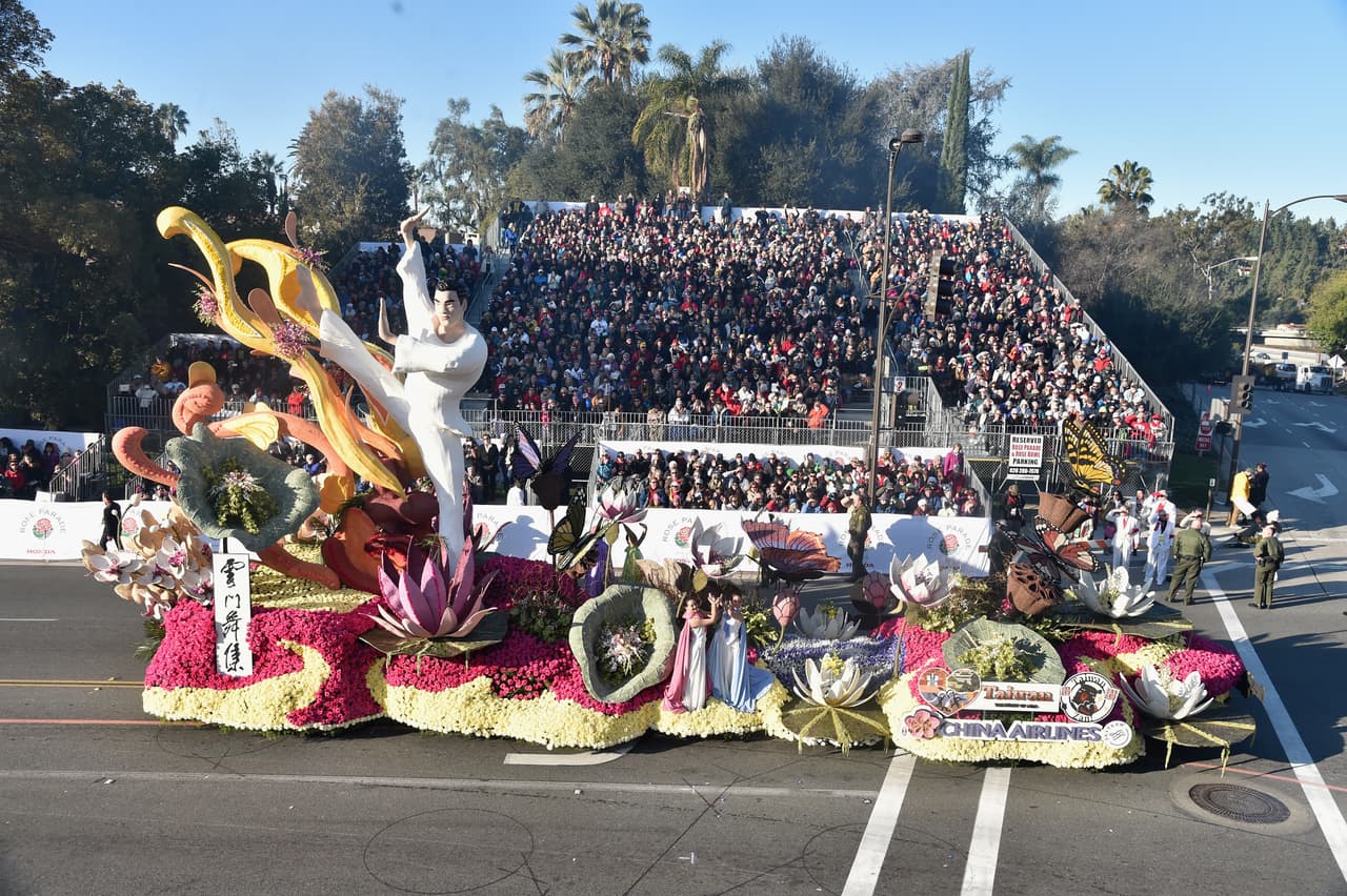 Miles de personas disfrutaron de este tradicional desfile lleno de música y color