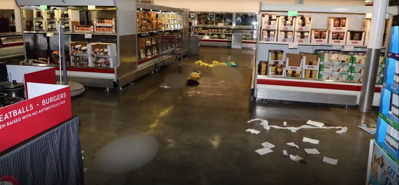 El incidente tuvo lugar el viernes, 14 de junio, aproximadamente a las 7:45 pm, cuando se reportó que un oficial de policía fuera de servicio disparó contra un hombre y sus dos acompañantes en un almacén de Costco en Corona, California, tras ser atacado por el hombre, según 
<a href="https://www.coronaca.gov/Home/Components/News/News/4012/17"><u style="box-sizing: border-box;">declaró</u></a> el Departamento de Policía de Corona.